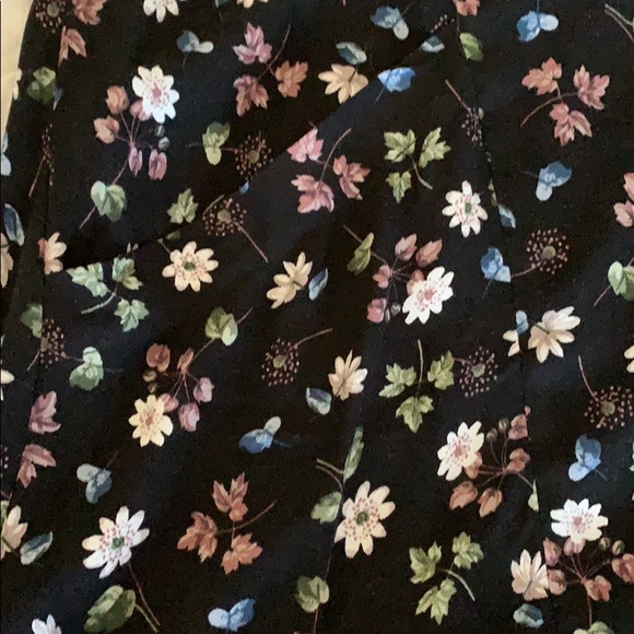 Black floral midi with button front🌸 - Picture 11 of 13